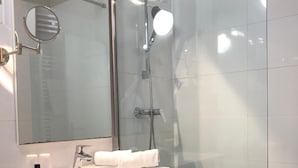 Bathroom - Hotel Les Jardins de Cassis (Cassis)