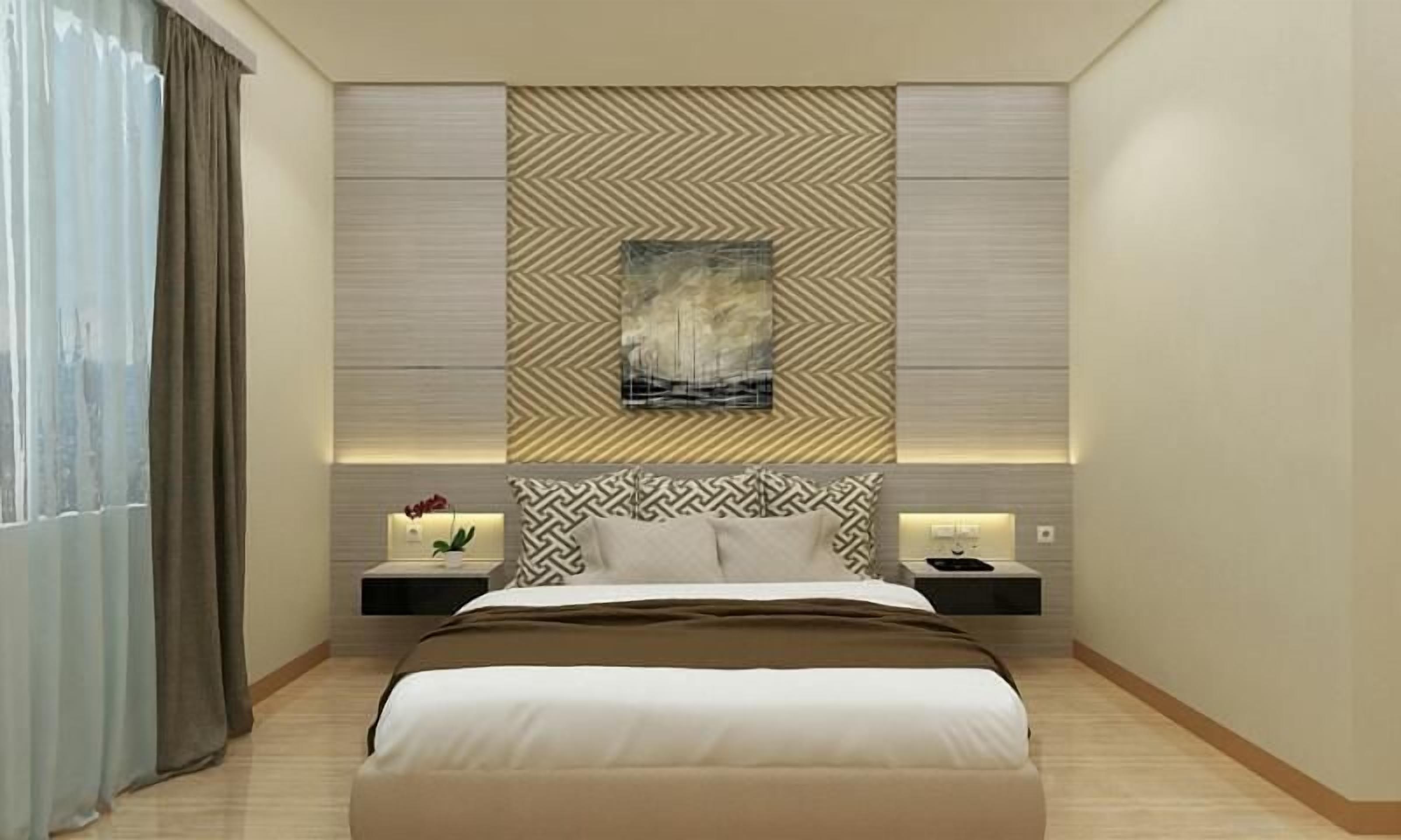 Une chambre d’hôtel moderne avec un grand lit, deux tables de chevet, un panneau décoratif au mur et une fenêtre avec des rideaux.