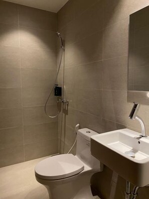 Un bany amb vàter, rentapel i dutxa.