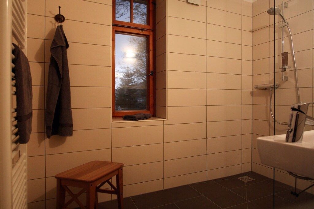 Ein Badezimmer mit einer Badewanne, einem Fenster mit Blick und einem Handtuchhalter.