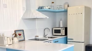 Private kitchen - Casa Luzia — A Cozy Retreat Near the Ria Formosa (Santa Luzia)