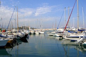 A marina with numerous boats docked in calm waters. - Holiday apartment with 1 bedroom (Antibes)