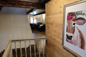 A staircase with a wooden wall and a framed painting. - Holiday home with 1 bedroom (St.Blasien \/ Menzenschwand)