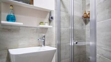 Appartement, uitzicht op de stad | Badkamer