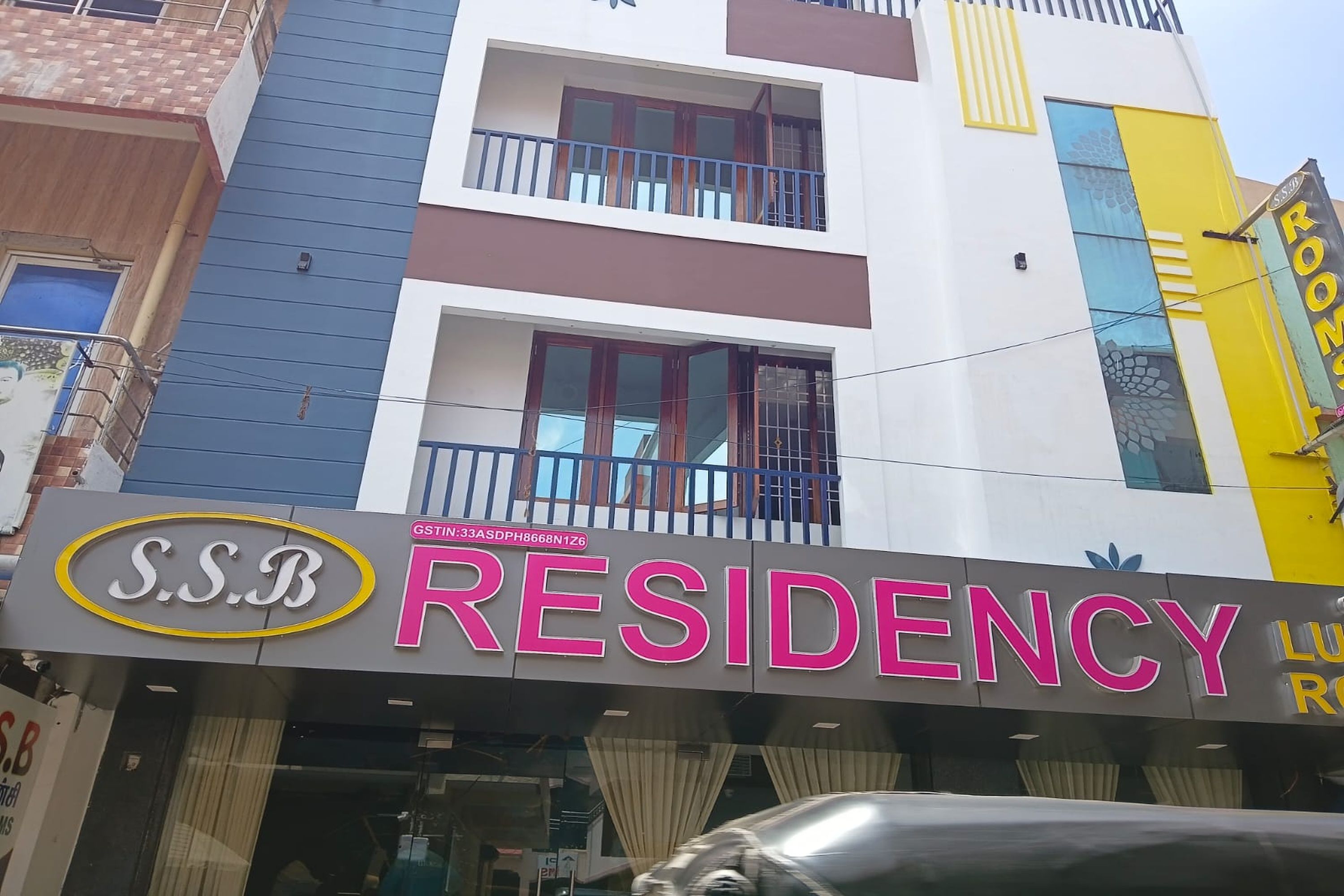 Un edificio de varios pisos con un cartel que dice 'S.S.B. Residency', indicando que se trata de una propiedad residencial.
