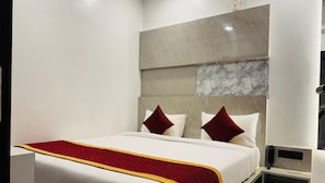 Deluxe Double Room, Hill View | WiFi (free) - SSB Residency (Tiruvannamalai)
