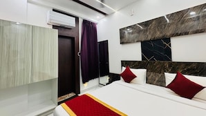 Deluxe Double Room, Hill View | WiFi (free) - SSB Residency (Tiruvannamalai)