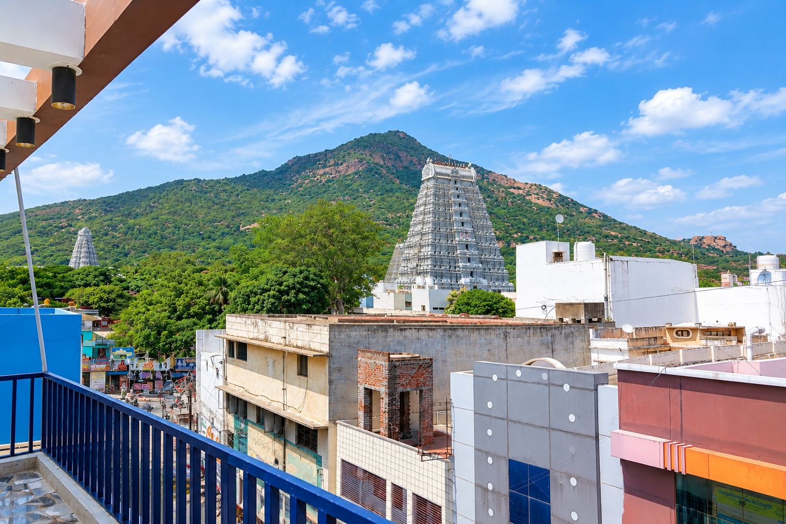 Vista de un templo con una estructura en forma de pirámide, rodeado de edificios y vegetación.