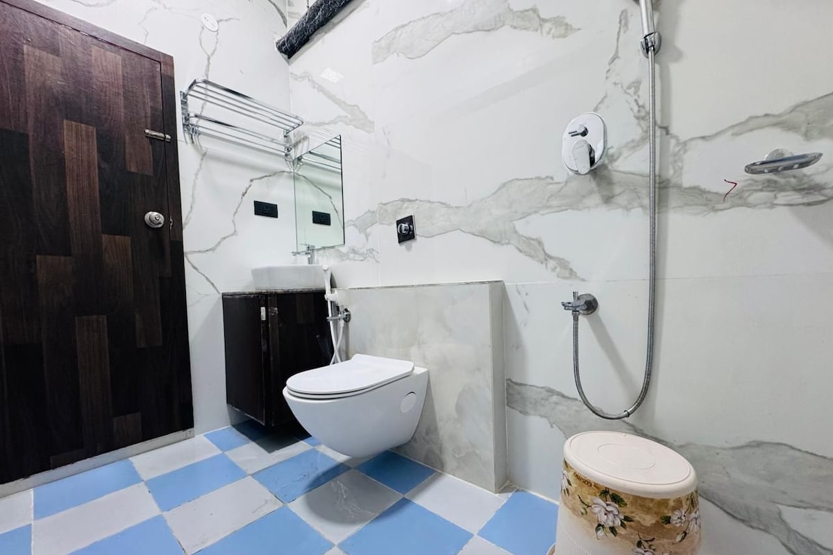 Phòng dành cho gia đình, quang cảnh đồi núi | Phòng tắm | Buồng tắm vòi sen, đồ dùng nhà tắm miễn phí, khăn tắm, xà phòng 
