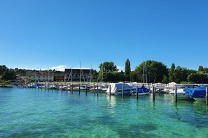 A marina with boats docked, clear water, and buildings in the background. - Holiday apartment with 2 bedrooms (Gaienhofen-Horn)