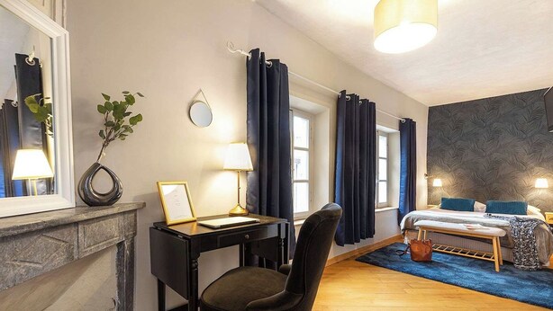 A room with a desk, chair, bed, and a blue rug. - Room Porcelaine Chambéry (Chambéry)