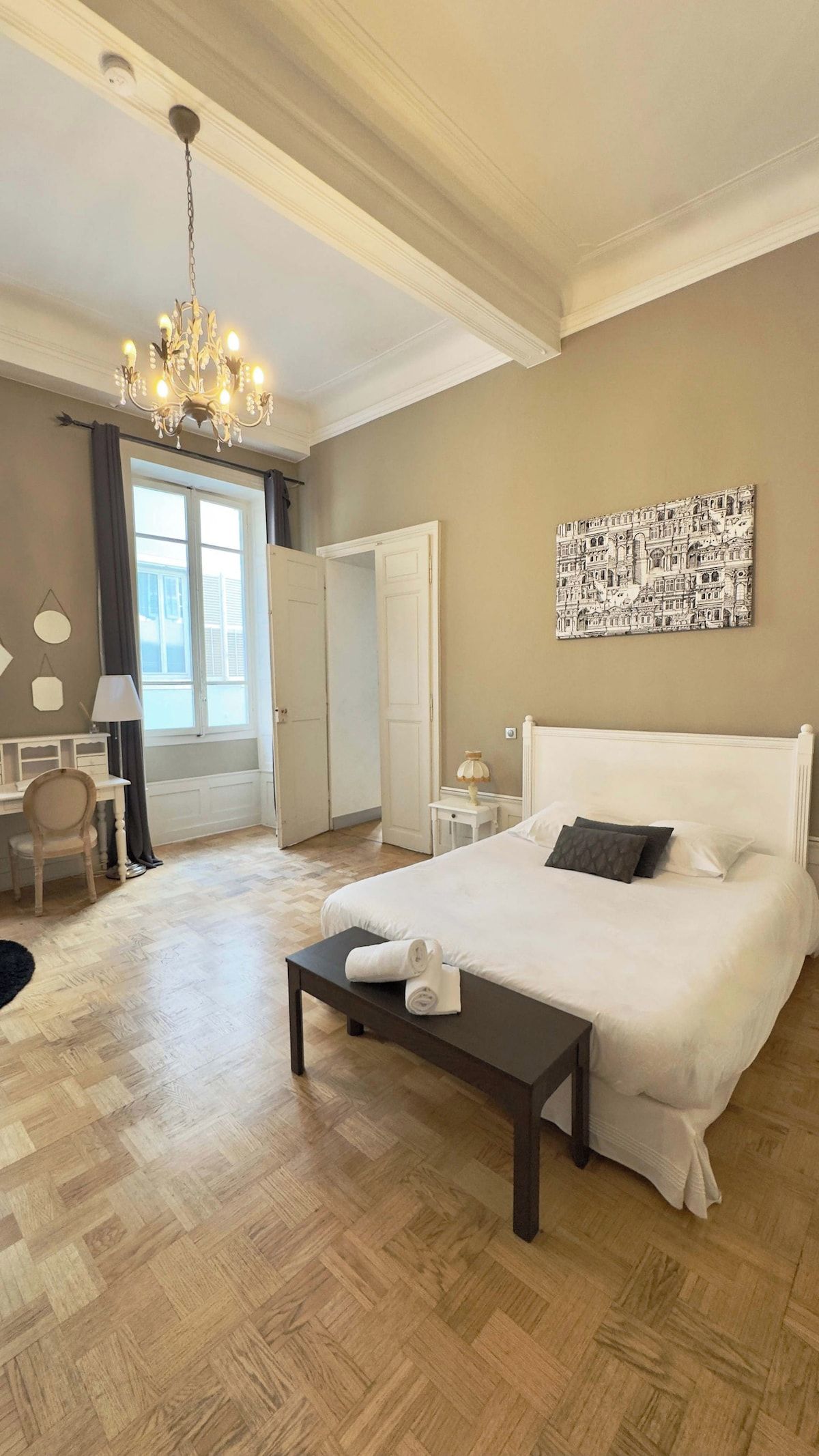 Tabla de planchar con plancha, wifi, ropa de cama