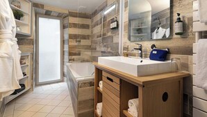 Ein modernes Badezimmer mit einem großen Spiegel, einer Badewanne und einem Waschtisch.
