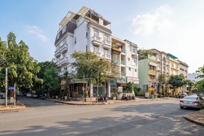 Um edifício com várias andares, varandas, spa e restaurante.