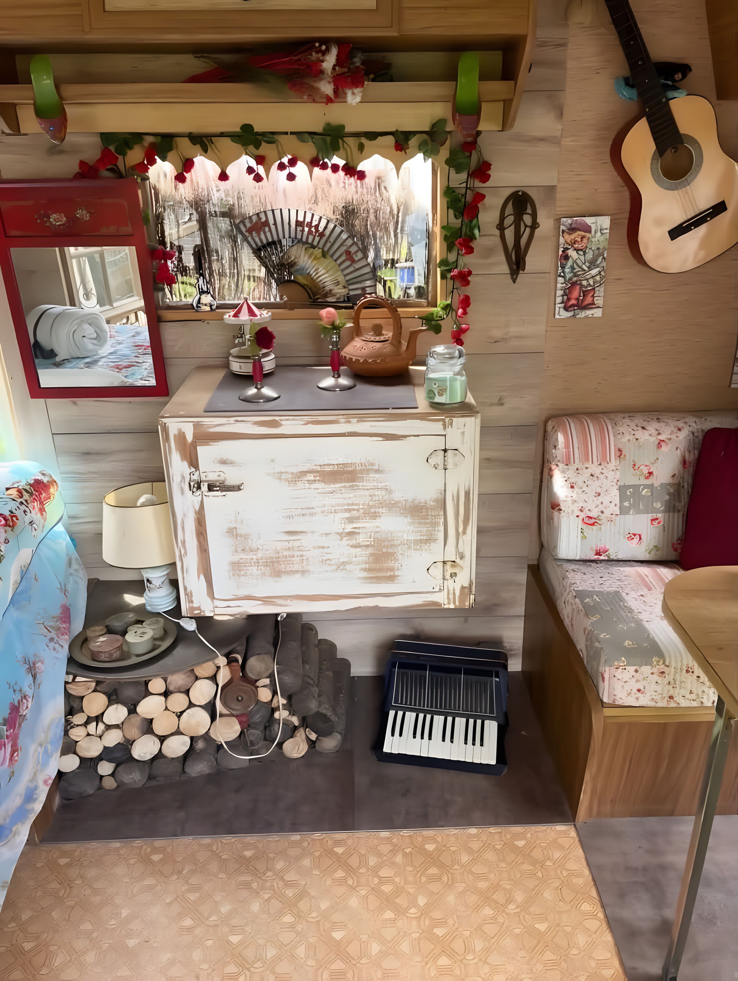 Un intérieur chaleureux avec un meuble en bois rustique, une petite table agrémentée d’objets décoratifs, un clavier et une guitare.