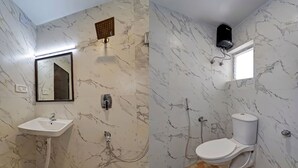 Phòng đôi Deluxe | Phòng tắm | Buồng tắm vòi sen, đồ dùng nhà tắm miễn phí, máy sấy tóc, khăn tắm 