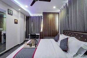 Kahden hengen deluxe-huone | Työpöytä, kannettavalle tietokoneelle sopiva työtila, pimennysverhot