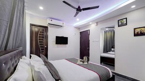 Phòng đôi Deluxe | Bàn, khu vực làm việc phù hợp cho laptop, màn/rèm cản sáng 