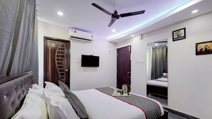 Phòng đôi Deluxe | Bàn, khu vực làm việc phù hợp cho laptop, màn/rèm cản sáng 