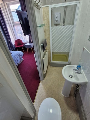 Double or Twin Room | Bathroom | Shower, hair dryer, towels, soap - Happy Days Guesthouse (Bridlington)