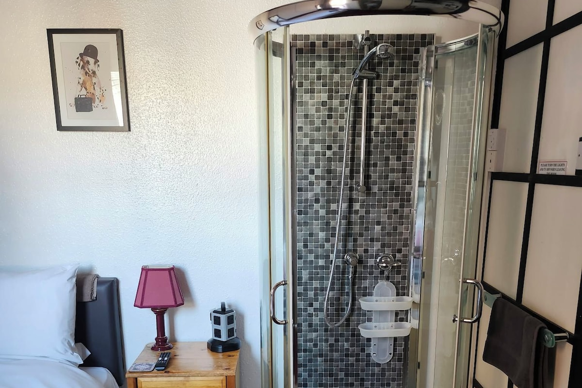 Single Room | Blackout curtains, iron/ironing board, free WiFi