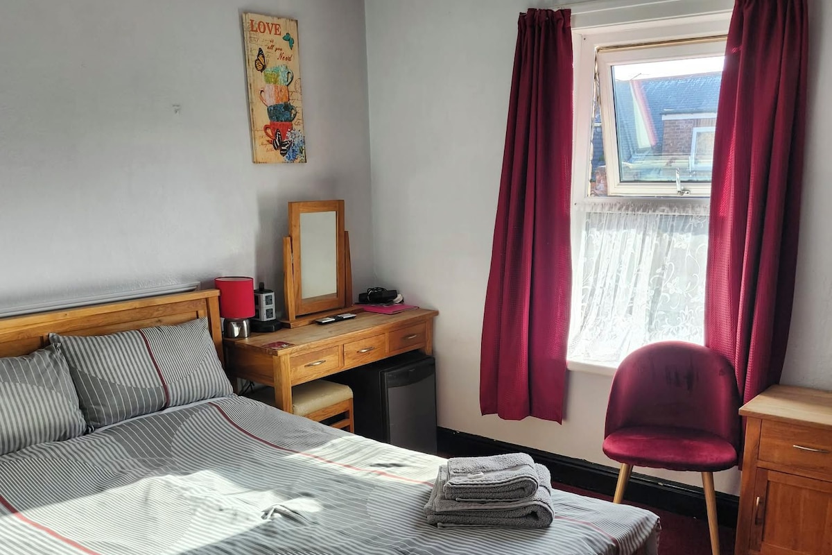 Double Room | Blackout curtains, iron/ironing board, free WiFi