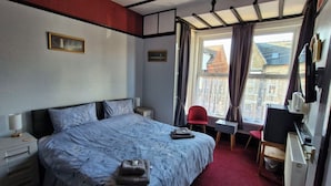 Blackout drapes, iron/ironing board, WiFi (free) - Happy Days Guesthouse (Bridlington)