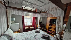 Blackout drapes, iron/ironing board, WiFi (free) - Happy Days Guesthouse (Bridlington)