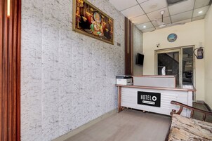 Una recepción de hotel con un cartel que indica servicio de empresa.