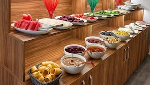 En buffet med forskellige retter og bestik.