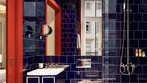 Un baño moderno con inodoro, lavamanos y ducha.