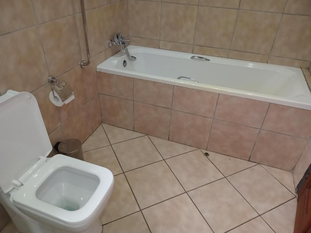 Un baño con inodoro, lavabo y bañera.