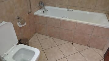 Un baño con inodoro, lavabo y bañera.