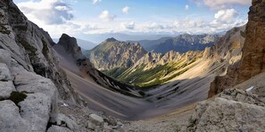 Un paysage montagneux caractérisé par un terrain rocheux et une vallée.