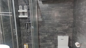 Shower, hair dryer, bidet, towels - LAIETANA CORNER (Barcelona)