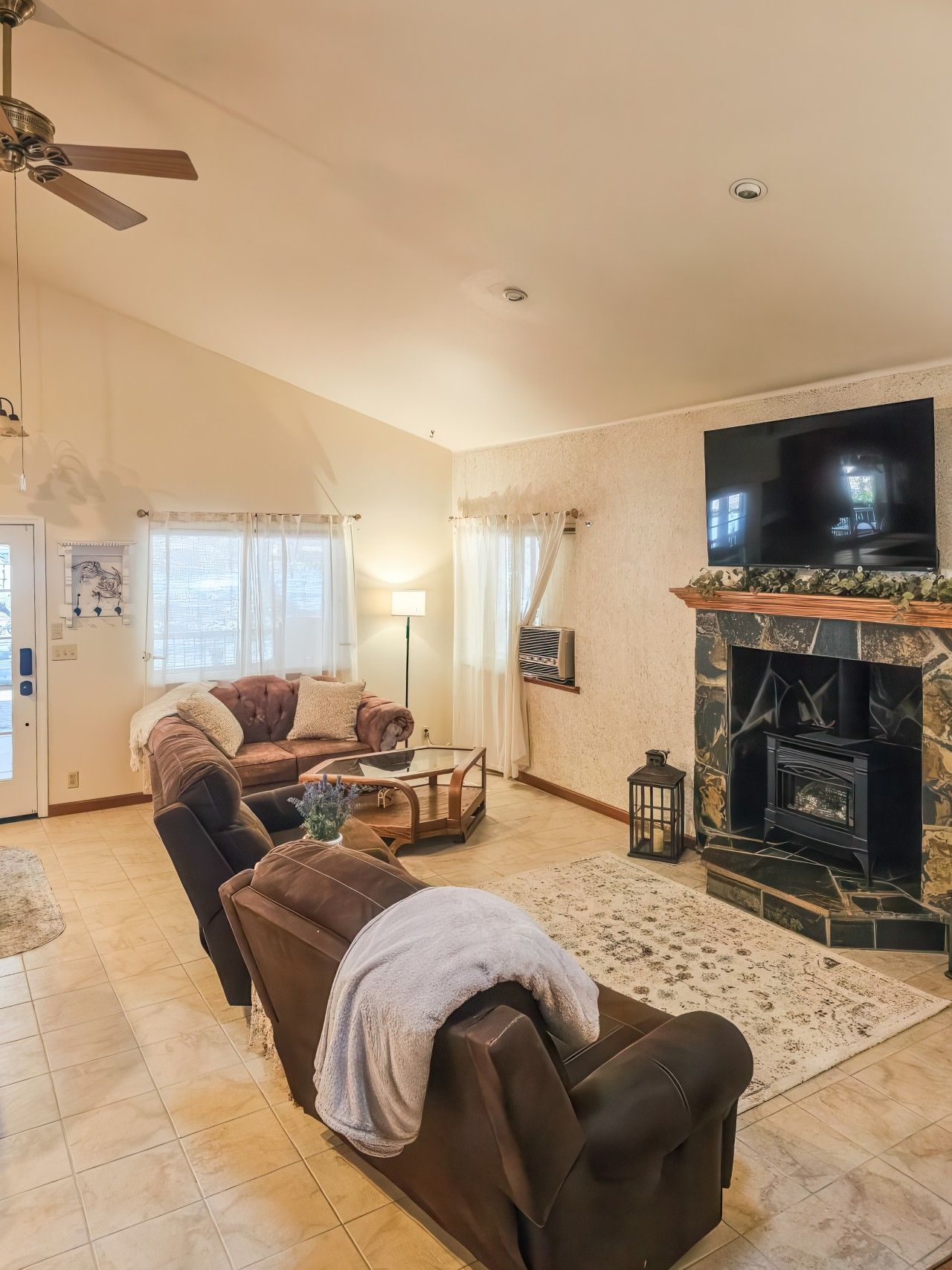 TV, fireplace
