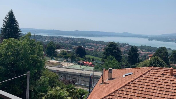 Zona residencial com vista para um lago e colinas ao longe.