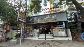 Un hotel con un letrero que indica que es un restaurante familiar.