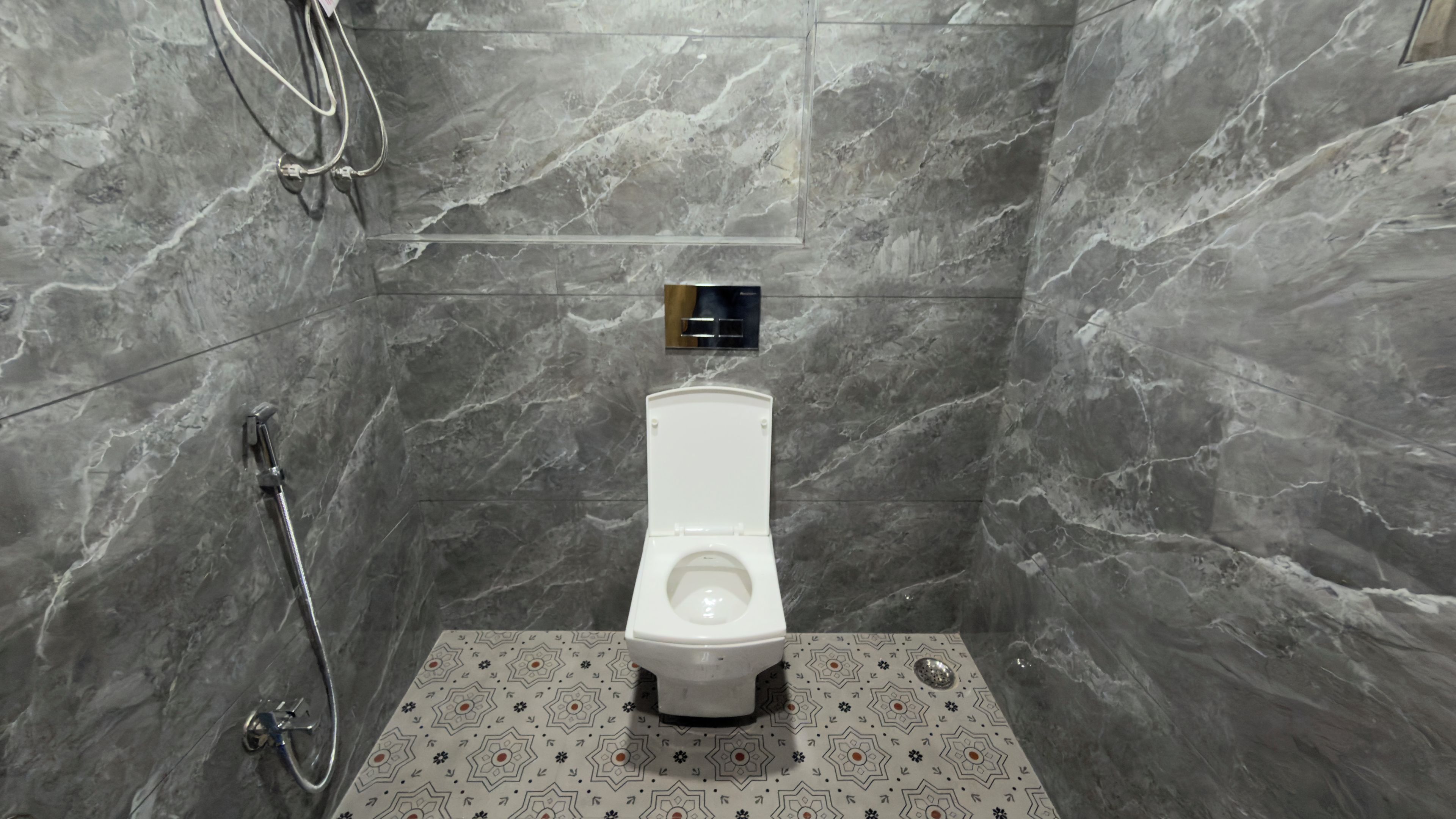 Deluxe Room | Bathroom | Shower, towels, soap, shampoo