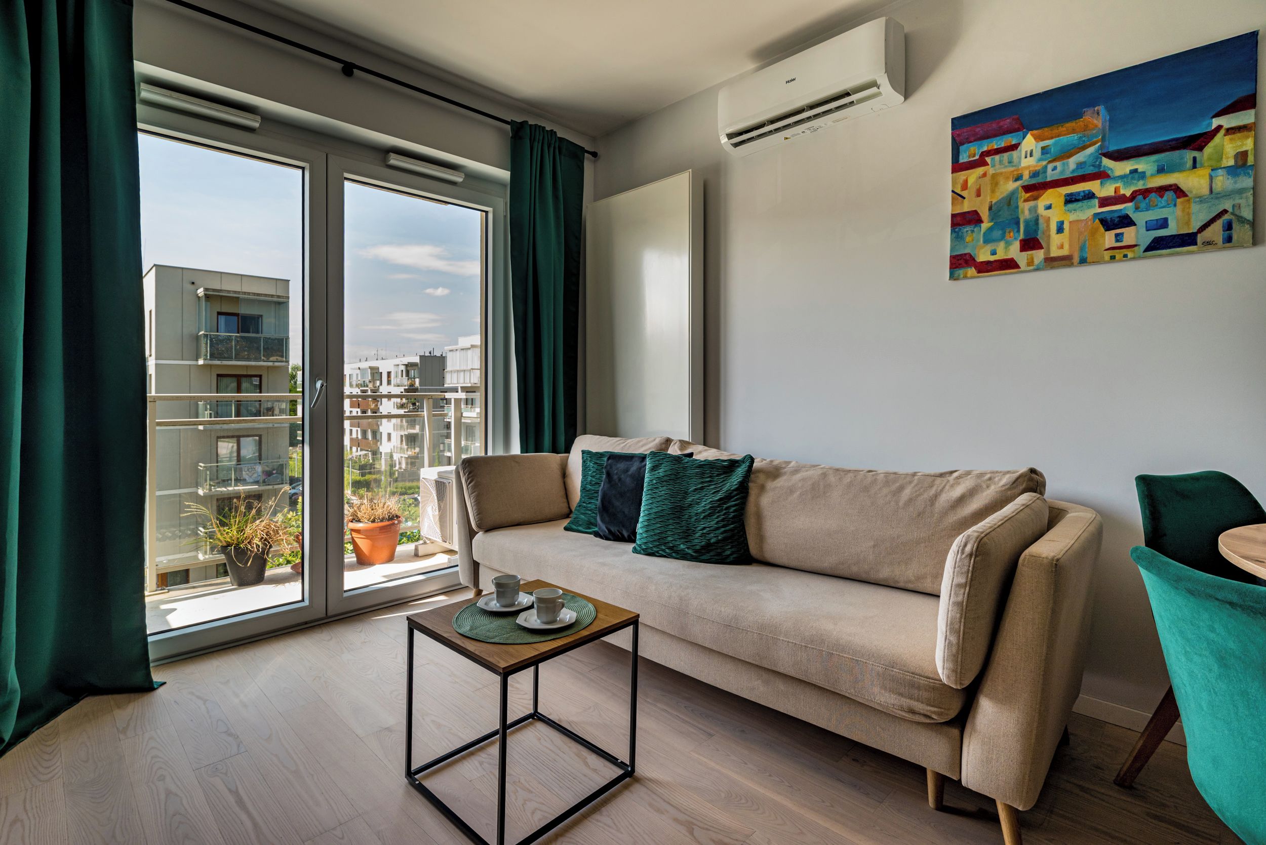 Una sala de estar moderna con un sofá, una mesa de centro y un cuadro en la pared.