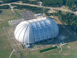 A large, dome-shaped building with a parking lot and roads surrounding it. - Holiday Home With 1 Bedroom (Unterspreewald)