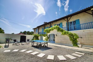 A house with a tennis court, outdoor seating, and a clear sky. - Villa Richemont - Panoramic Views & Private Pool (Brantôme en Périgord)