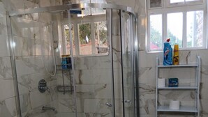 Articles de toilette gratuits, chaussons, serviettes fournies