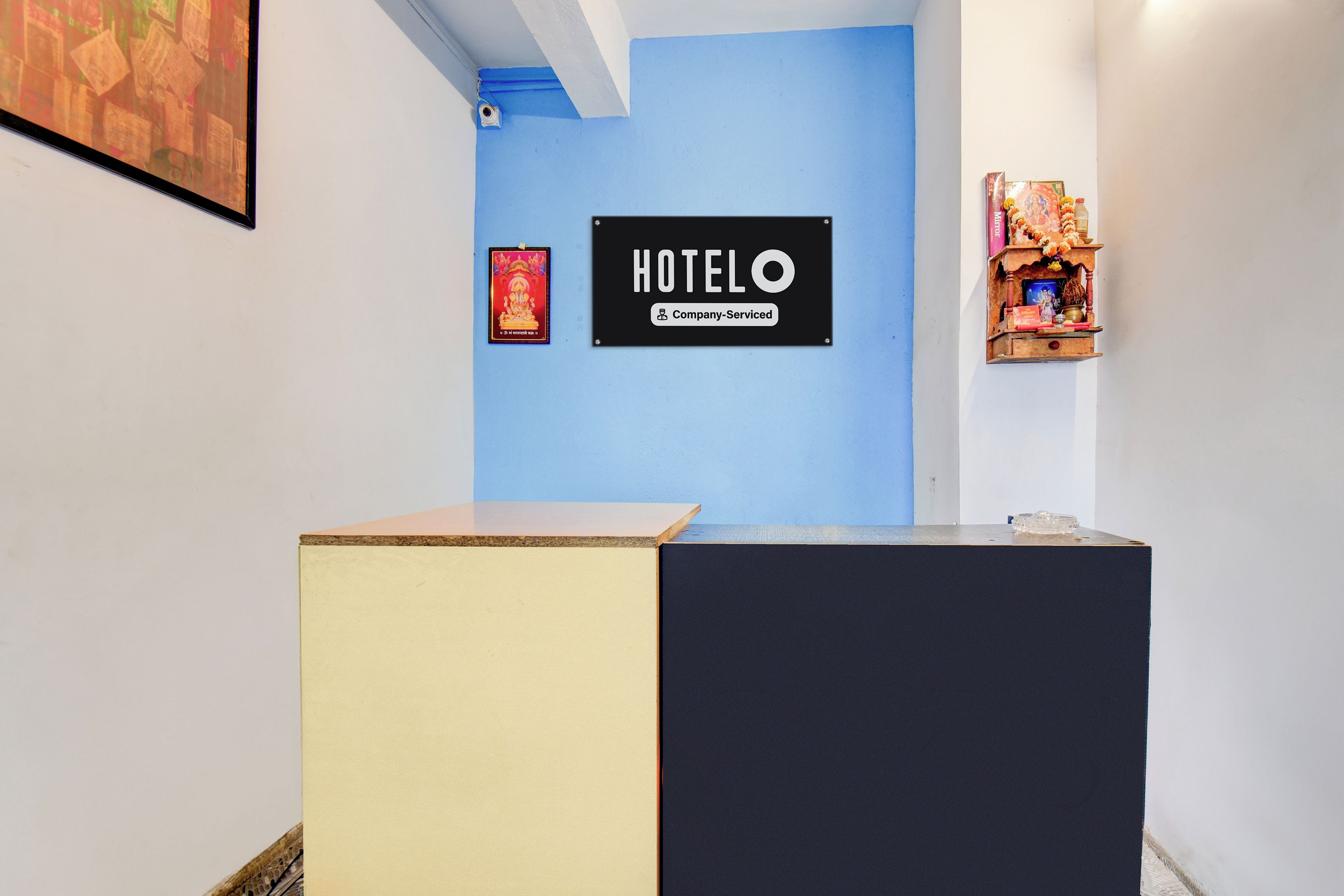 Una recepción con un cartel que dice 'HOTELO Company Serviced'.