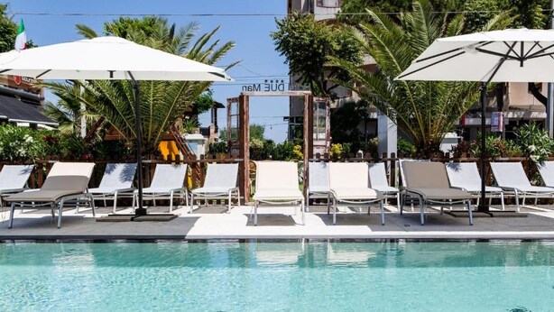 Outdoor pool, a heated pool, open 8:00 AM to 8:00 PM, pool umbrellas - Hotel Due Mari (Rimini)