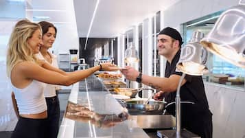 Montaje de bufé con una variedad de platos, una barra de servicio y un diseño de interiores moderno.