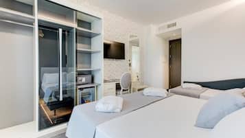 Una habitación de hotel moderna con una cama grande, un escritorio, un armario y una televisión.