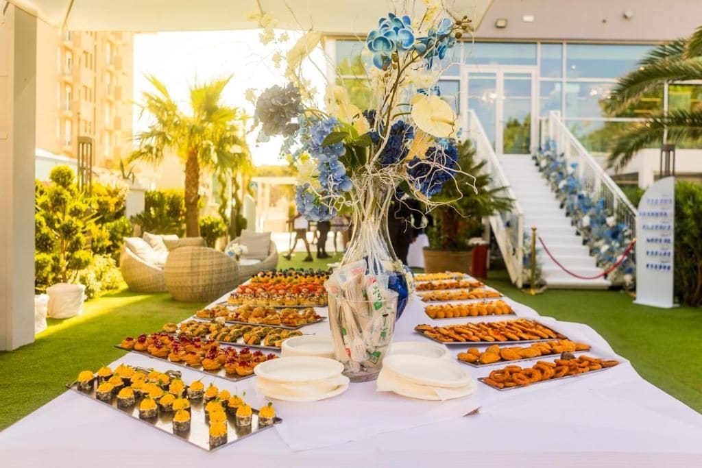 Una mesa de buffet con diversos alimentos y una decoración central.