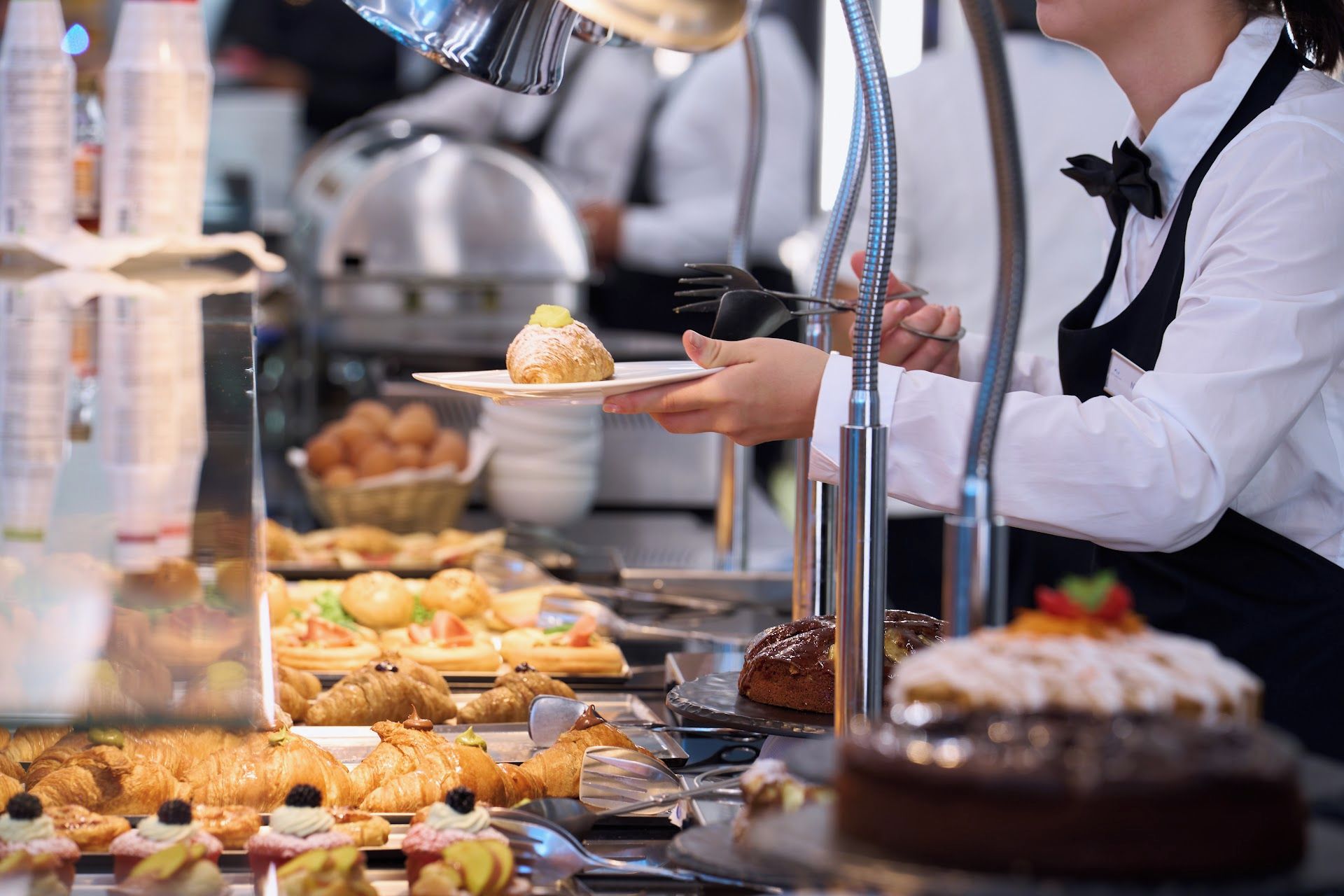 Un bufé con diversos pasteles y postres.