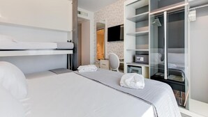 Superior Quadruple Room | In-room safe, desk, blackout curtains, soundproofing - Hotel Due Mari (Rimini)